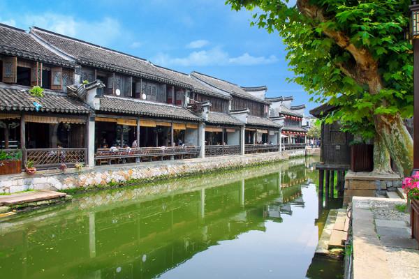 自家建造家庭游泳池，室内外泳池有哪些区别呢？